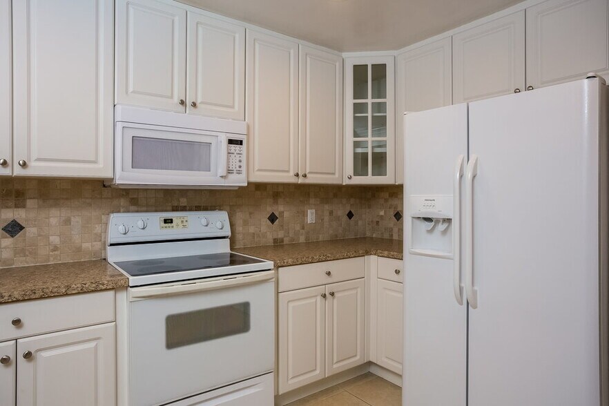 Building Photo - 580 NW 38th Ave