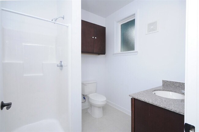 Building Photo - 528 E Parkway N Unit 15
