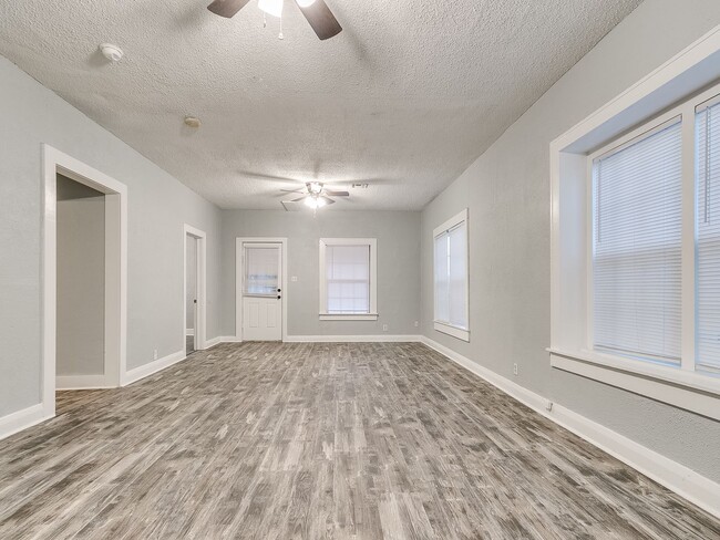 Building Photo - 3 Bedroom 1 Bath home in Shawnee!