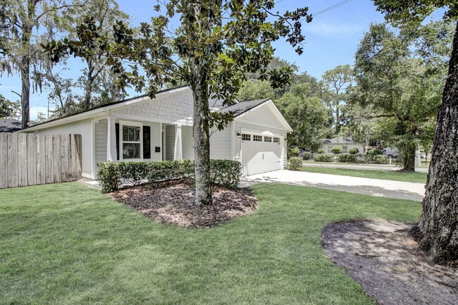 Building Photo - Like new 4 bedroom 2 bath home for rent.