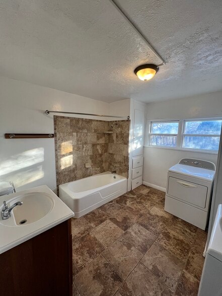 Building Photo - 749 Park Dr