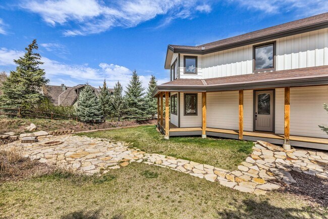 Building Photo - Stunning Mountain Retreat