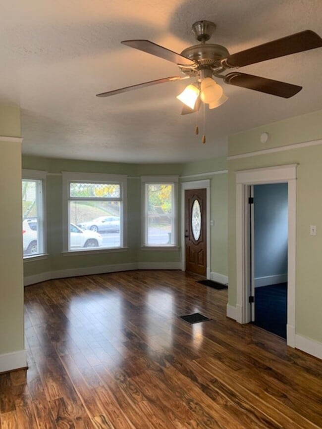 Building Photo - Two Bedroom Victorian Home For Rent in the Brooklyn Neighborhood!