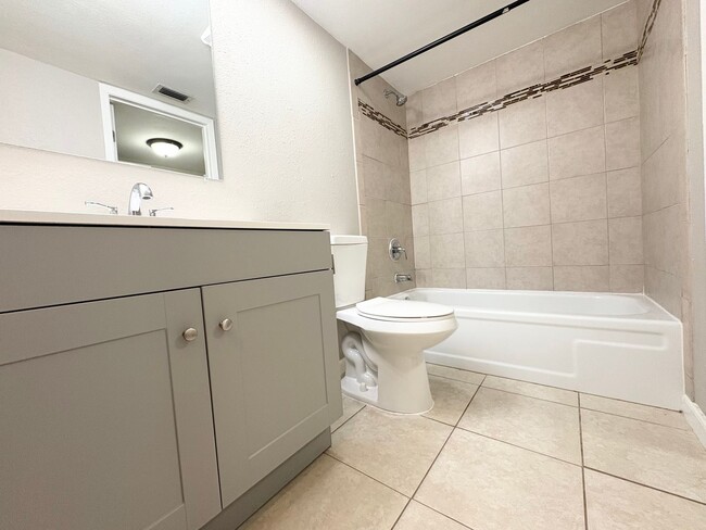Building Photo - Gorgeous 1/1 Condo in Winter Springs ~ Upd...