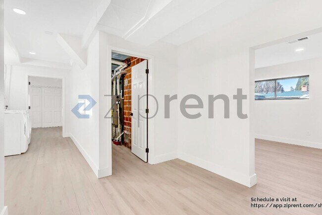 Building Photo - 7640 SW Whitford Dr