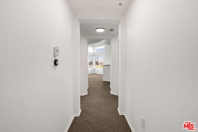Building Photo - 6400 Crescent Prk E