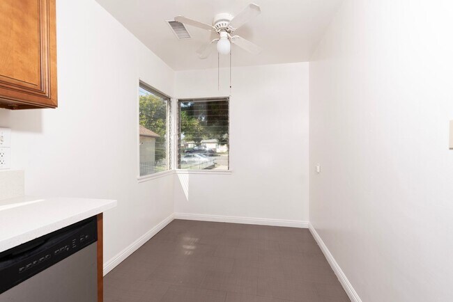 Building Photo - 3 bedroom/2bathroom front house in N. Alha...