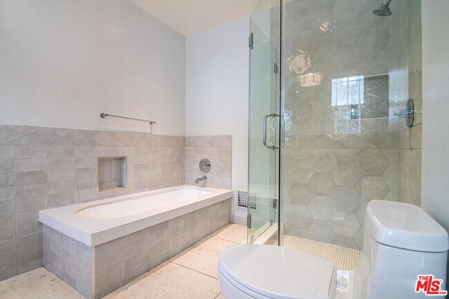 Building Photo - 342 N Orange Dr