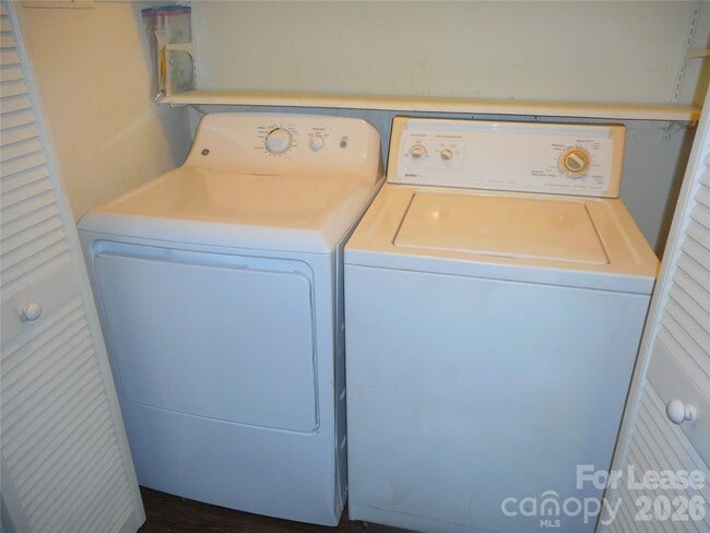 Building Photo - 733 Catawba Cir N