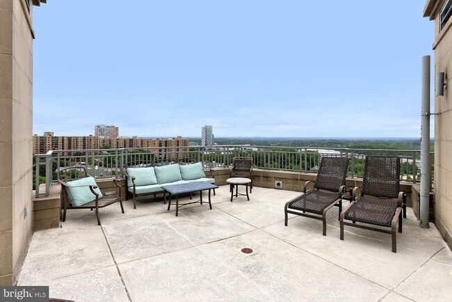 Building Photo - 8220 Crestwood Heights Dr