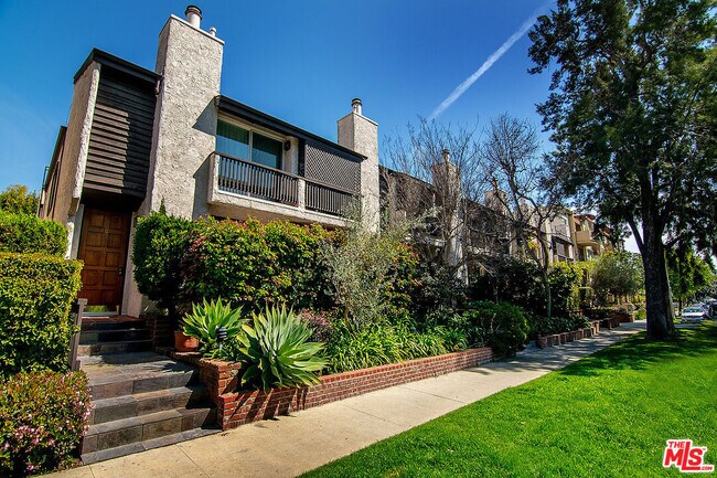 Primary Photo - 2216 S Bentley Ave