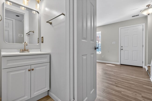 Building Photo - 8 Suncroft Ct