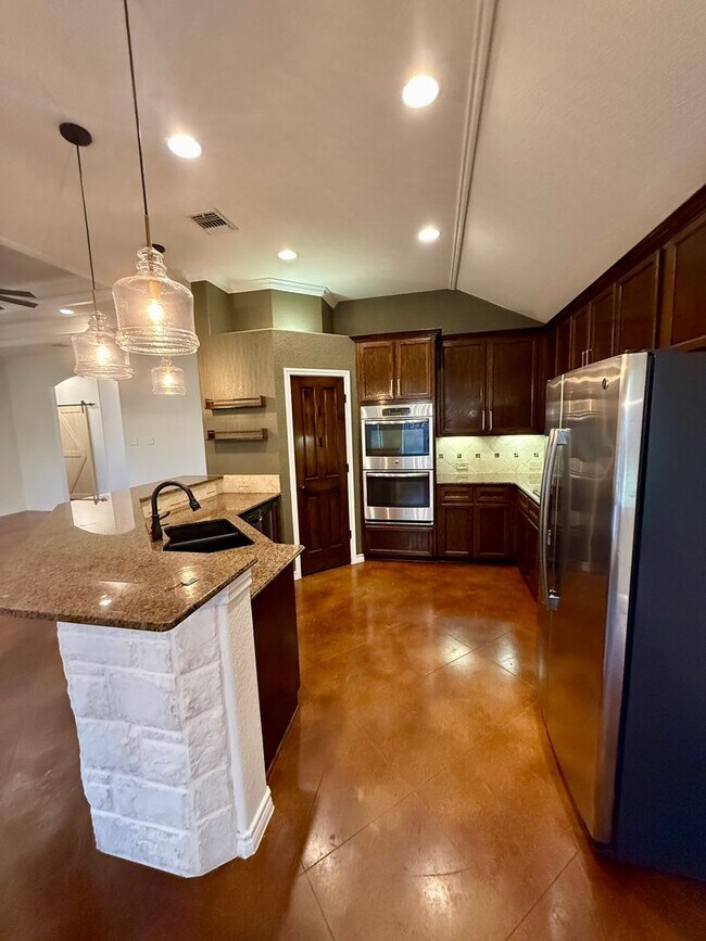 Building Photo - Spacious 4BR Home with Fireplace & Large B...