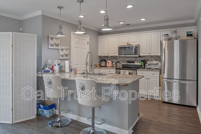 Building Photo - 9041 Maple Grove Dr