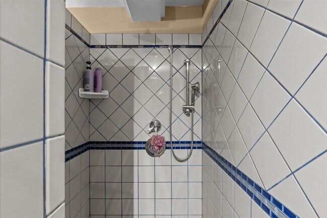 Building Photo - Well-Cared for historic beauty in private setting tucked in the Hill Section