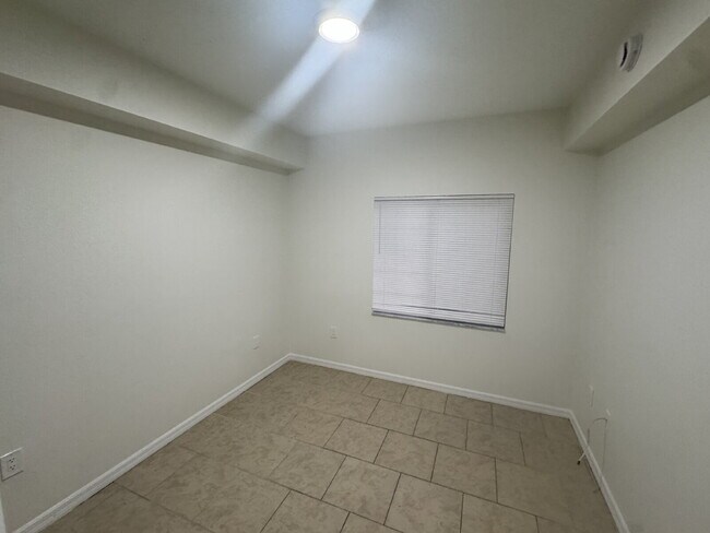 Building Photo - "Charming 3-Bed, 2-Bath Gem in Riverview –...