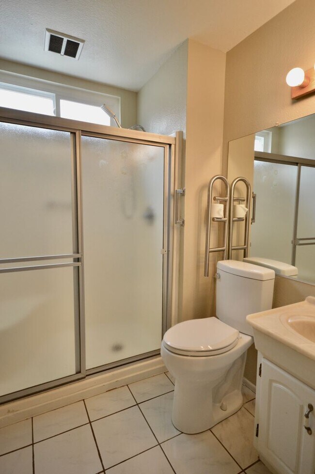 Building Photo - 2 Bedroom plus Den Home in 55+ Community i...