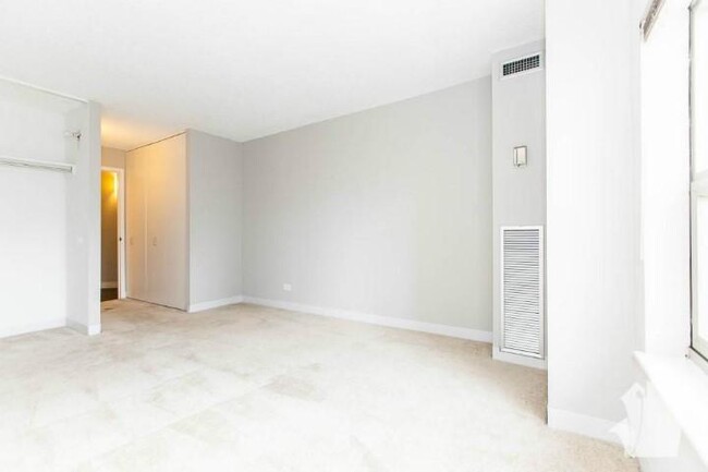 Building Photo - 1 bedroom in Chicago IL 60610