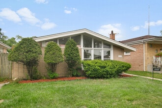 Building Photo - 15224 Oak St