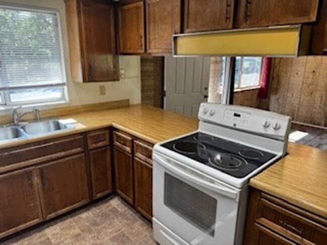 Building Photo - Upper Crystal Falls 2 Bedroom Home