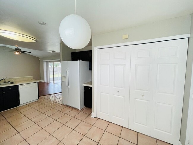 Building Photo - AMAZING HOME 3/2.5 on quiet cul-de-sac in East Orlando