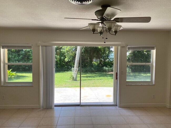 Building Photo - 956 Tulip Ln