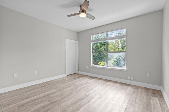 Building Photo - 5501 S Hearsey Dr