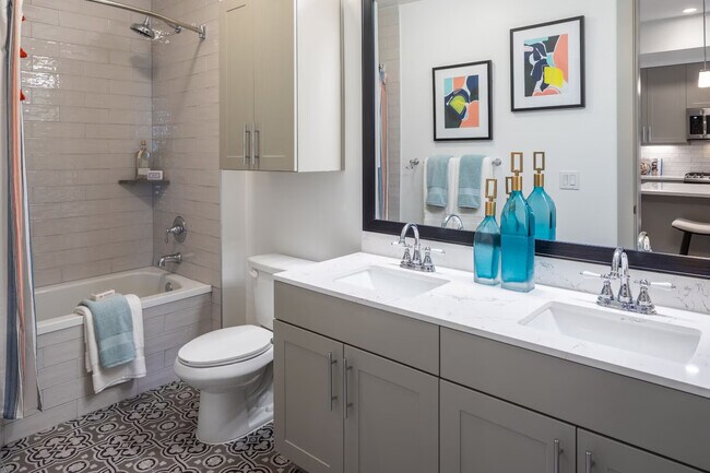 Building Photo - ¡Estrena nuevo hogar y ahorra hasta $1,000!