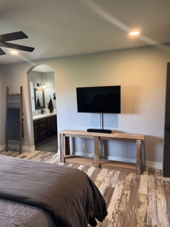 Building Photo - Country Style Living in this Charming Home in Anderson