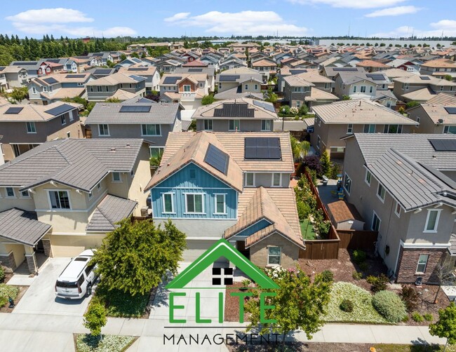 Building Photo - **Modern single-family residence in the hi...