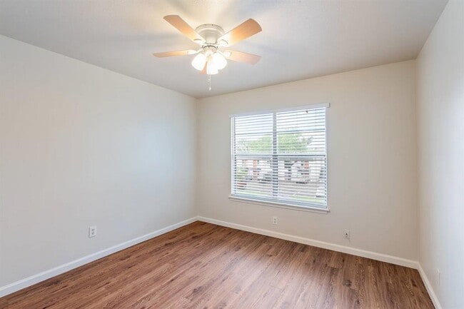 Building Photo - 5802 Belmoor Dr