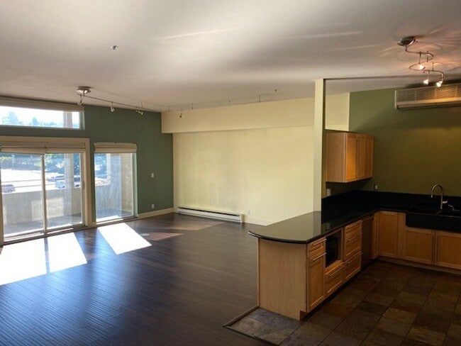 Building Photo - Beautiful and Historic condo just steps fr...