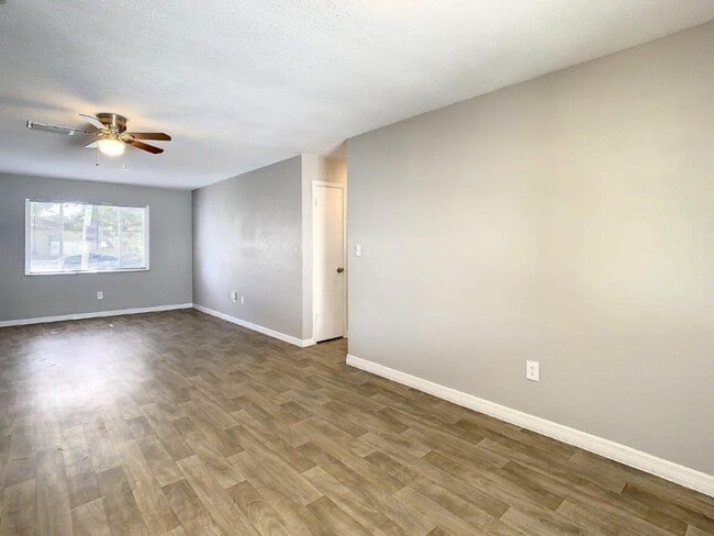 Building Photo - Beautiful 2/2 ~1000Sq. Ft. with NEW floors...
