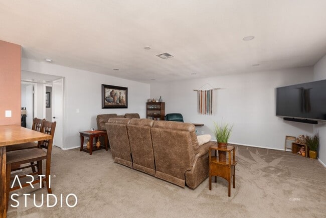 Building Photo - Beautiful 2-bedroom 2-bathroom upstairs un...