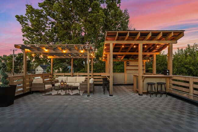 Building Photo - 1616 Pleasant St