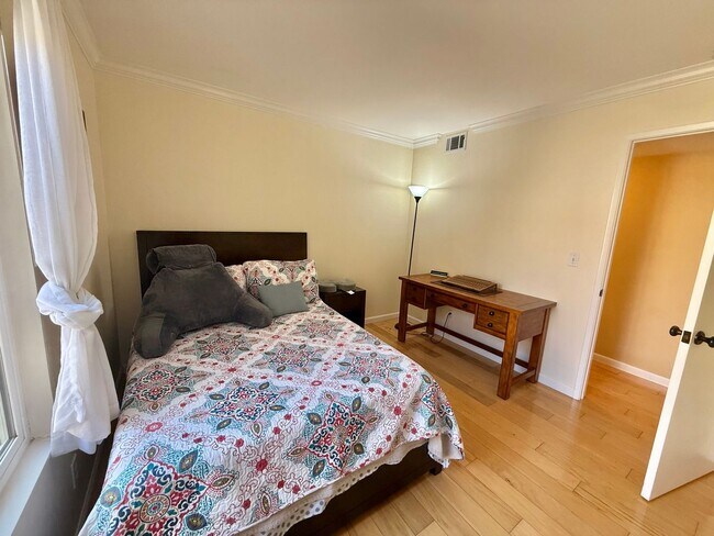 Building Photo - Furnished!! - One story gem in North Davis