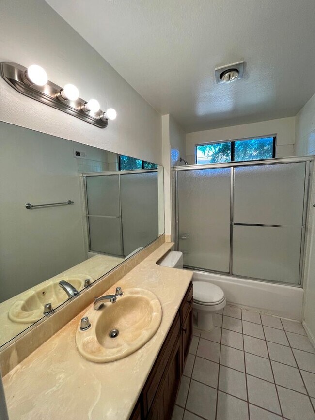 Building Photo - Single-story in Van Nuys w/3+2, bonus room...