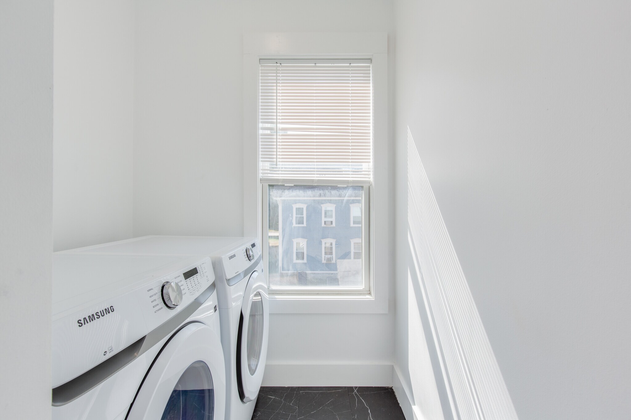 Building Photo - 10 Stark St