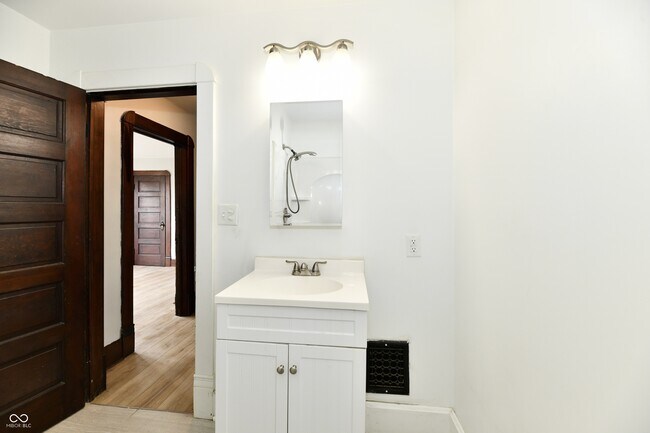 Building Photo - 852 N Rural St