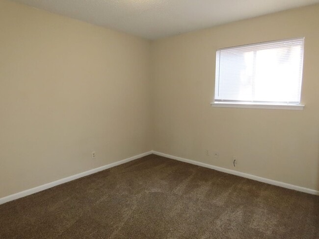Building Photo - South Tyler! Spacious 3 Bedroom, 2 Bath Du...
