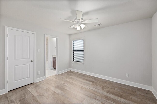 Building Photo - 833 W 24th St