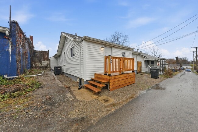 Building Photo - 228 E Siebenthaler Ave