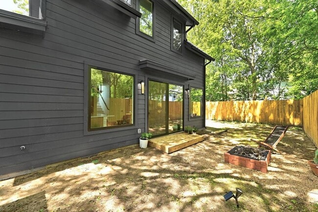 Building Photo - 4614 Englewood Dr