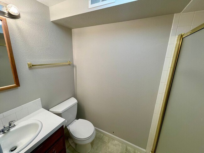 Building Photo - Beautifully Updated 3-Bed, 3-Bath Townhome...