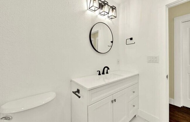 Building Photo - Beautifully Updated 3 Bed 2 Bath House in ...