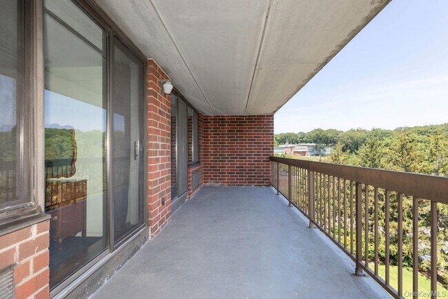 Building Photo - 1374 Midland Ave