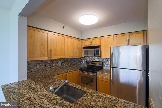 Building Photo - 10101 Grosvenor Pl
