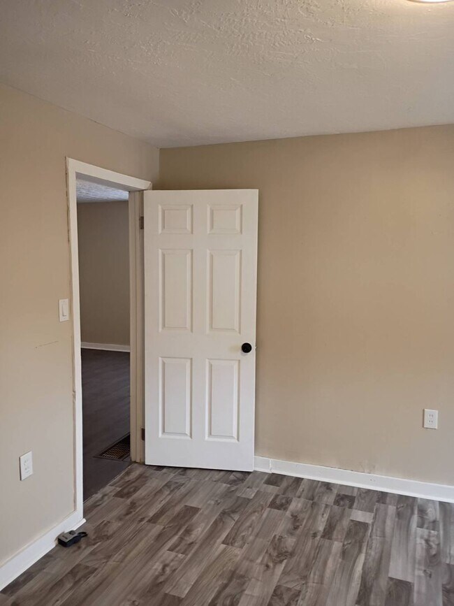 Building Photo - Charming 3 - Bedroom Property in Prime Location