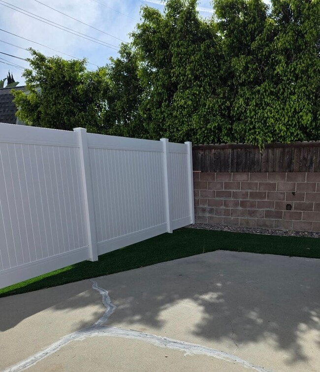 Building Photo - Leasing Only -1020 Dennis Ave