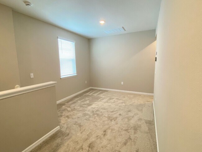 Building Photo - 4/2/5 Winter Garden Townhouse